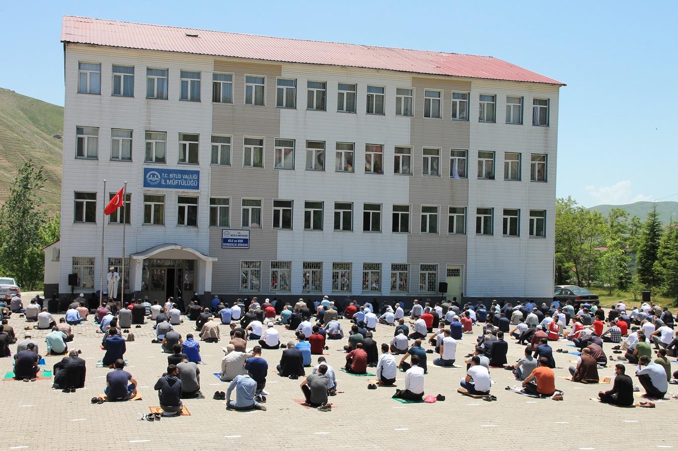 Bitlis’te 65 yaş üstü ve 18 yaş altı vatandaşların olmadığı ilk cuma namazı kılındı